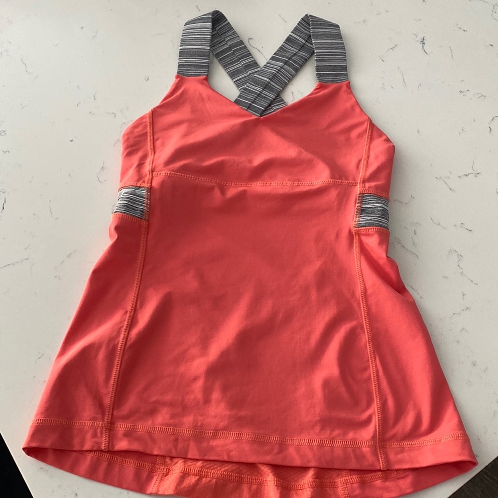 Lululemon size 4 athletic tank top with the option to add removable pads.